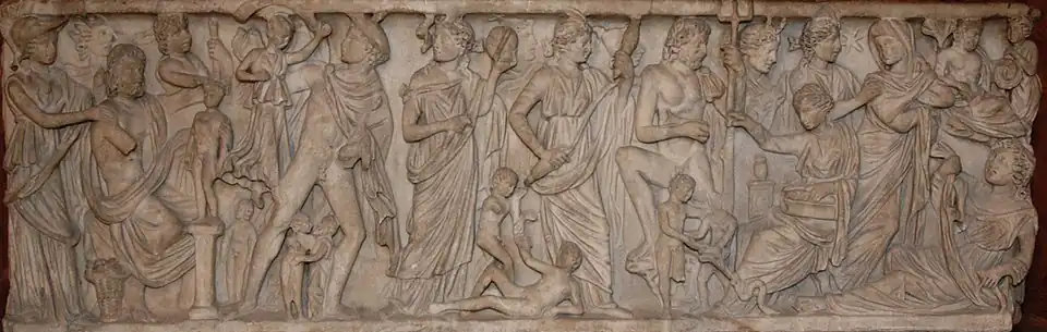 Création de l'homme par Prométhée. Parmi les personnages, on peut reconnaître deux Moires (probablement Lachésis et Clotho), Poséidon et son trident, Artémis au croissant de lune et probablement Atropos. Sarcophage romain, v. 240 apr. J.-C..
