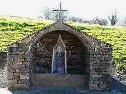 La fontaine Sainte-Madeleine, au nord du bourg.