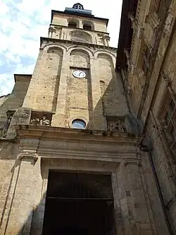 Façade de la cathédrale. Le porche est surmonté de la tour romane du XIIe&nbsp;siècle.