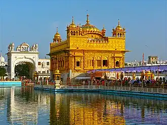 Une vue partielle du sarovar du Temple d'Or, à Amritsar, au Pendjab