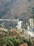 La croix qui domine la chapelle, dans les gorges de l'Ay.