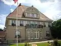 Le commissariat de police est installé dans l'ancienne mairie.
