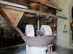 Meules du moulin de Sartène avec verseur à olives