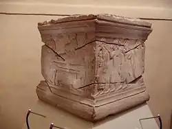 Cippe étrusque en pietra fetida issu de Sant'Angelo (Sarteano), fin du VIe&nbsp;siècle&nbsp;av. J.-C. Scènes d'exposition du mort (à gauche) et de lamentation (à droite).