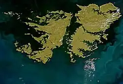 Le détroit des Malouines sépare les deux îles Malouines principales.