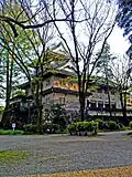 Façade nord du musée mémorial. L'aspect extérieur montre les caractéristiques d'une forteresse Hokuriku.
