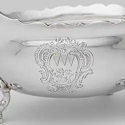 Blason gravé sur une saucière du XVIIIe&nbsp;siècle.