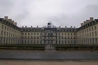 Façade de l’École d'application de cavalerie
