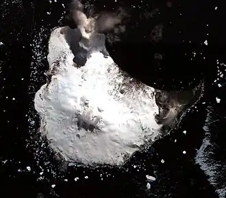 Image satellite de l'île Saunders avec le mont Michael en son centre.