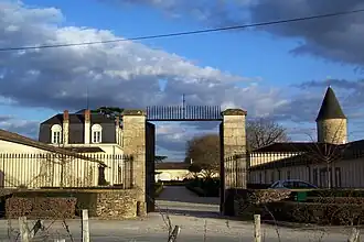 La cour d'entrée.
