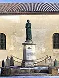 Le monument aux morts sur la place près de l'église (déc.&nbsp;2009)