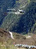 Étanchéité par hélicoptère à Sauto, près de Mont-Louis.