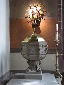 Christ aux stigmates (XVIIIe siècle) et fonts baptismaux (XVIIe siècle).