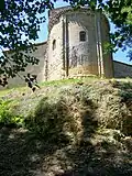 Le chevet vu de la vallée de la Bassanne en contrebas (juil.&nbsp;2009)