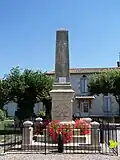 Le monument aux morts devant l'église (juil.&nbsp;2009)