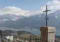 Vue sur Savines, le lac et les montagnes.