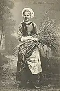 Glaneuse de Scaër au début du XXe&nbsp;siècle.