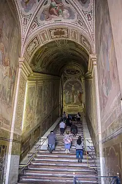 La dévotion de la Scala santa se pratique en montant l'escalier à genoux.
