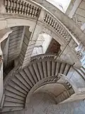 Rampe d'accès à la maison haute par l'escalier elliptique.