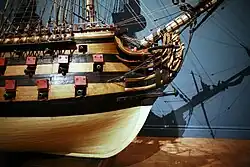 L’étrave du vaisseau et sa figure de proue sous le mât de beaupré.