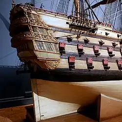 Le gouvernail surplombé du gaillard arrière, où se réunissent et où sont logés les officiers.
