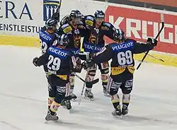Des joueurs, après un but du CP Berne.