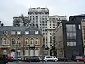 Les Pavillons français (en arrière-plan) vus depuis la place