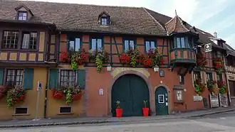 Ancienne ferme de tonnelier, actuellement restaurant (XVIIIe),2 rue de la Mairie.