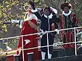 Saint Nicolas arrive sur son bateau (avec une soute chargée de cadeaux pour les enfants), ici à Schiedam.