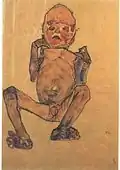 Portrait de face d'un bébé grimaçant, bras et jambes repliés