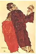 Portrait en plan américain d'un homme de trois-quarts dos nu sous une veste, mains jointes dressées devant lui ; derrière, une silhouette tête cachée