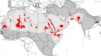Aires de répartition du criquet pèlerin. En rouge, les zones principales de pullulation pouvant être à l'origine d’une invasion (outbreak areas en anglais) ; en gris clair, les zones de rémission (aire normale d'habitat du criquet pèlerin en phase solitaire ; les zones en gris clair et gris foncé représentent ensemble l'aire d'invasion (aire totale pouvant être envahie par les essaims en cas d'invasion généralisée).