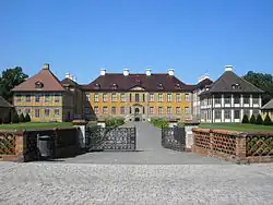 Château d'Oranienbaum&nbsp;(de), résidence d'été à partir de 1683 d'Henriette-Catherine d'Orange-Nassau, épouse du prince Jean-Georges II d'Anhalt-Dessau