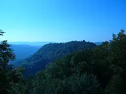 Vue du Schlossberg du Hohenbourg (pays des roches de la Vasgovie) depuis le Wegelnburg