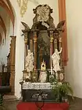 L'autel dédié à Élisabeth dans la collégiale Saint-Florin du monastère de Schönau. Au centre de l'image, on peut apercevoir le reliquaire contenant les reliques de Sainte Élisabeth de Schönau.