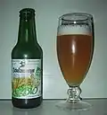 Bouteille et verre de Schutzenberger Bio.