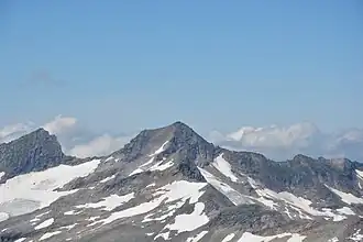 Vue du Kratzenberg (au centre) ; à gauche, le Schwarzkopf ; devant le Kratzenberg, le Seekopf.
