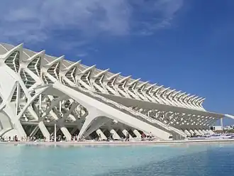Bâtiment moderne à proximité d'un plan d'eau.
