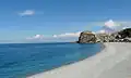 Vue de la plage, avec au fond le célèbre rocher et le village.