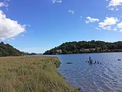 La ria du Scorff : vue vers l'aval depuis le "Pont Brûlé" : schorre au premier plan ; à l'arrière-plan les poudrières de Mentec (en Quéven) et au fond le pont du Sac'h (RN 165).