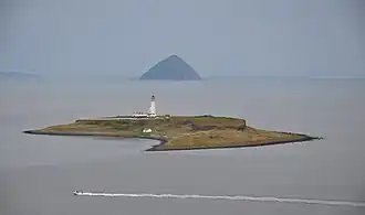 Vue aérienne de Pladda avec Ailsa Craig dans le lointain.