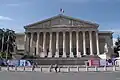 Sculpture de Laurent Perbos devant l'Assemblée nationale