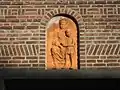 (au-dessus de la porte d'entrée) Marie et un élève (artiste: Jan Kistemaker)