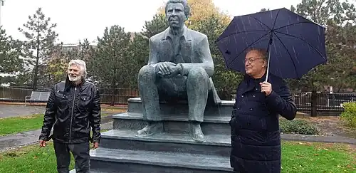 L'Exil vaut le voyage, en place le 13 octobre 2020, une œuvre sculptée par Roger Langevin rendant hommage à Dany Laferrière, écrivain