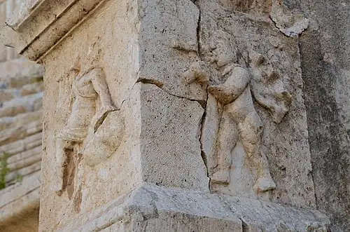 Sculptures de la cavéa du théâtre nord.