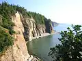 Les falaises sur la rive est de l'île Barnmarsh.