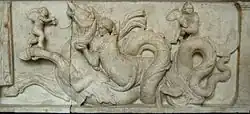 Néréide sur un hippocampe dans le cortège des noces de Poséidon et Amphitrite, base d'un groupe sculpté, fin IIe&nbsp;siècle&nbsp;av. J.-C., Glyptothèque de Munich (Inv. 239)