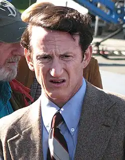 Photographie couleur de l'acteur Sean Penn en costume.