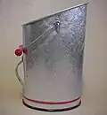 Seau à charbon avec une anse et une poignée.