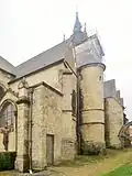 Façade nord de l'église Saint-Martin de Sebourg avec sa tourelle arrondie.